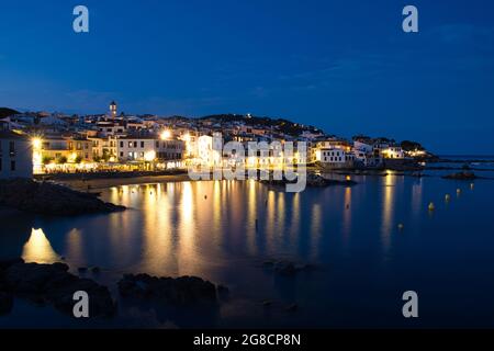 Blick auf die Küstenstadt Calella de Palafrugell in Spanien während der Nacht Stockfoto