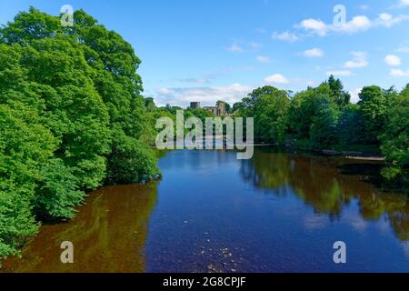 Blick auf den Fluss Tees in Richtung Schloss in Barnard Castle in Teesdale County Durham Stockfoto