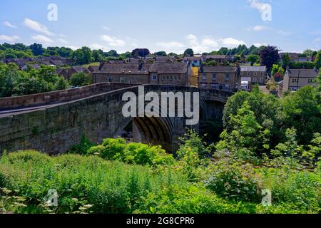 Blick auf die Brücke über den Fluss Tees in der historischen Marktstadt Barnard Castle in Teesdale, County Durham Stockfoto