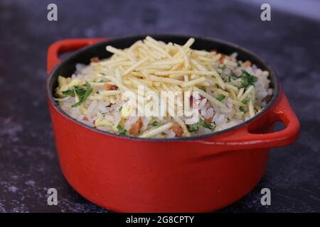 Biro-Biro. Brasilianische Reisgerichte im Grill. Mit Kartoffeln und Speck. Schöne Töpfe und Hintergrund. Stockfoto