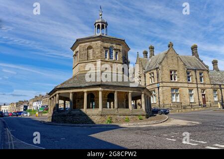 Blick auf das Market Cross im Zentrum der historischen Stadt Barnard Castle in Teesdale, County Durham Stockfoto