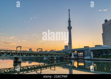 Tokio, Japan - 26. Oktober 2017 : Tokio Japan, Skyline der Stadt bei Sonnenaufgang am Sumida River und Sky Tree Stockfoto
