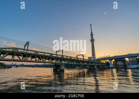 Tokio, Japan - 26. Oktober 2017 : Tokio Japan, Skyline der Stadt bei Sonnenaufgang am Sumida River und Sky Tree Stockfoto