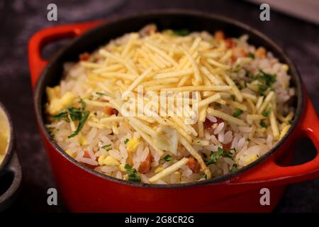 Biro-Biro. Brasilianische Reisgerichte im Grill. Mit Kartoffeln und Speck. Schöne Töpfe und Hintergrund. Draufsicht. Stockfoto