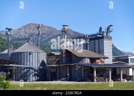 Der Industriekomplex eines Steinbruchs an den Hängen der Berge Stockfoto