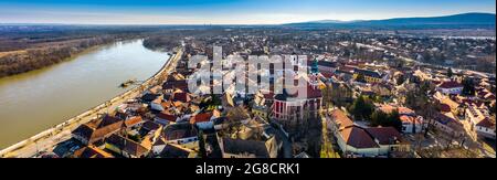 Szentendre, Ungarn - Luftpanorama der Stadt Szentendre an einem sonnigen Tag mit der Serbisch-Orthodoxen Kathedrale von Belgrad, dem Heiligen Johannes dem Täufer Stockfoto