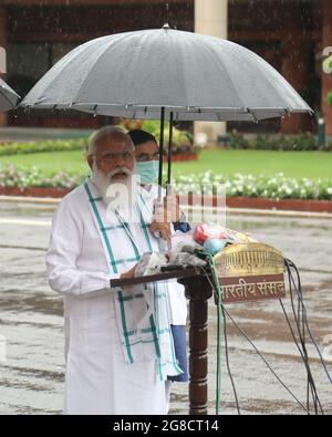 Neu-Delhi, Indien. Juli 2021. Der indische Premierminister Narendra Modi hält am ersten Tag der Monsun-Sitzung des Parlaments 2021 im Parlamentsgebäude einen Regenschirm, während er mit den Medien spricht.die sechste Sitzung des 17. Lok Sabha beginnt vom 19. Juli 2021 bis zum 13. August 2021 nach den Covid-19-Protokollen. Über 400 Parlamentsabgeordnete und über 200 Mitarbeiter wurden bereits vor der Monsun-Sitzung geimpft, obwohl beide Häuser (Lok Sabha und Rajya Sabha) untergebracht waren. Kredit: SOPA Images Limited/Alamy Live Nachrichten Stockfoto