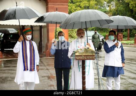 Neu-Delhi, Indien. Juli 2021. Der indische Premierminister Narendra Modi hält am ersten Tag der Monsun-Sitzung des Parlaments 2021 im Parlamentsgebäude einen Regenschirm, während er mit den Medien spricht.die sechste Sitzung des 17. Lok Sabha beginnt vom 19. Juli 2021 bis zum 13. August 2021 nach den Covid-19-Protokollen. Über 400 Parlamentsabgeordnete und über 200 Mitarbeiter wurden bereits vor der Monsun-Sitzung geimpft, obwohl beide Häuser (Lok Sabha und Rajya Sabha) untergebracht waren. Kredit: SOPA Images Limited/Alamy Live Nachrichten Stockfoto