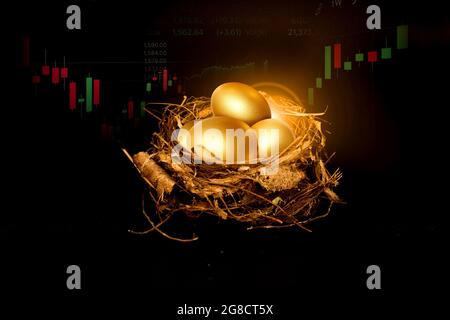 Die goldenen Eier werden im Nest auf dem Hintergrund der Börse platziert. Stockfoto