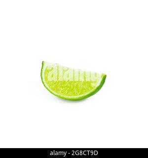 Frische grüne saftige Limetten und Limettenscheiben isoliert auf weißem Hintergrund. Stockfoto