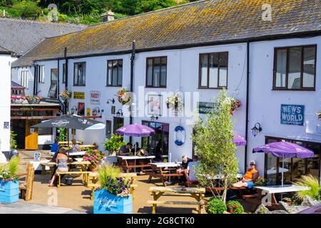 Bier, East Devon; 19. Juli 2021. Wetter in Großbritannien: Urlauber genießen am „Freedom Day“ den herrlichen Sonnenschein vor einem Pub im hübschen Fischer- und Küstendorf Beer, East Devon. Kredit: Celia McMahon/Alamy Live Nachrichten Stockfoto