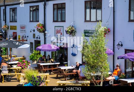 Bier, East Devon; 19. Juli 2021. Wetter in Großbritannien: Urlauber genießen am „Freedom Day“ den herrlichen Sonnenschein vor einem Pub im hübschen Fischer- und Küstendorf Beer, East Devon. Kredit: Celia McMahon/Alamy Live Nachrichten Stockfoto