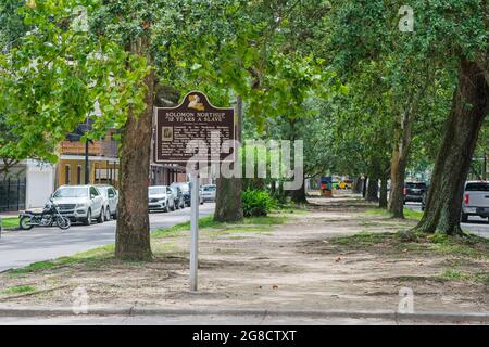 NEW ORLEANS, LA, USA - 10. JULI 2021: Historische Markierung für Solomon Northup und '12 Years a Slave' auf der Esplanade Avenue Stockfoto