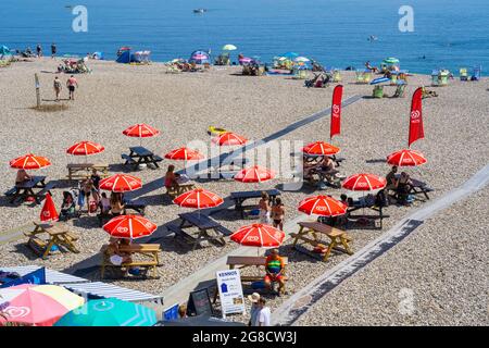 Bier, East Devon; 19. Juli 2021. Wetter in Großbritannien: Urlauber genießen den herrlichen Sonnenschein und entspannen sich am Strand und kühlen sich im blauen Meer im hübschen Fischer- und Küstendorf Beer, East Devon ab. Kredit: Celia McMahon/Alamy Live Nachrichten Stockfoto