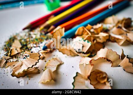 Mehrere Buntstifte und Schulspitzer, mit feinen Punkten Stockfoto