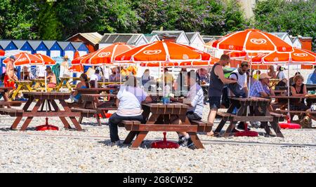 Bier, East Devon; 19. Juli 2021. Wetter in Großbritannien: Urlauber genießen den herrlichen Sonnenschein und entspannen sich am Strand und kühlen sich im blauen Meer im hübschen Fischer- und Küstendorf Beer, East Devon ab. Kredit: Celia McMahon/Alamy Live Nachrichten Stockfoto