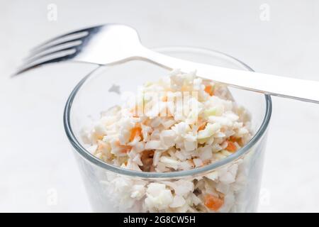 Krautsalat im Glas serviert Stockfoto