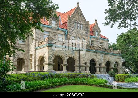 NEW ORLEANS, LA, USA - 17. JULI 2021: Vorderseite des Brown Mansion an der St. Charles Avenue Stockfoto