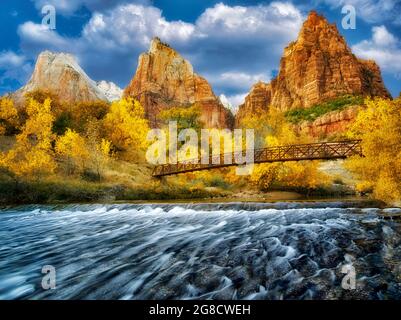 Gericht der Patriarchen und Virgin River und Fsll Farbe. Zion Nationalpark, Utah Stockfoto