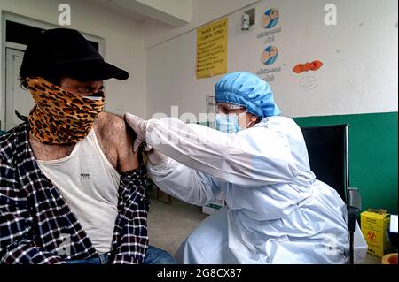 Kathmandu, Nepal. Juli 2021. Ein Mann reagiert auf die Einnahme eines Jabs von Janseen (American Covid-19-Impfstoff) im Krankenhaus der Gemeinde in Mulpani.Menschen zwischen 50-54 Jahren werden bis zum 21. Juli geimpft, darunter Behinderte, Sanitäter und ausländische Wanderarbeiter aus Nepal, wo dieser amerikanische Impfstoff vom jeweiligen Land zugelassen wird. Nepal erhielt am 12. Juli 1.634 Millionen Dosen des J & J-Impfstoffs aus den USA über COVAX, ein internationales System zum Austausch von Impfstoffen. Kredit: SOPA Images Limited/Alamy Live Nachrichten Stockfoto