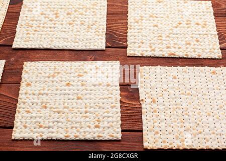 Matzo-Fladenbrot für jüdische Hochfeierlichkeiten auf dem Tisch Stockfoto