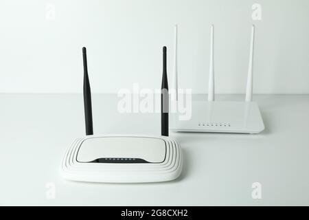 WLAN-Router mit externen Antennen auf weißem Hintergrund Stockfoto