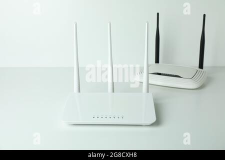 WLAN-Router mit externen Antennen auf weißem Hintergrund Stockfoto