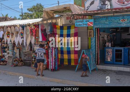 Geschäfte und Restaurants an der Hauptstraße von Tulum, Quintana Roo, Mexiko Stockfoto