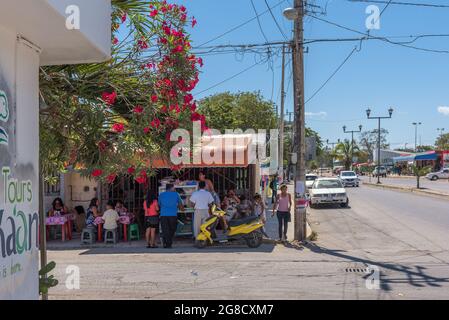 Geschäfte und Restaurants an der Hauptstraße von Tulum, Quintana Roo, Mexiko Stockfoto