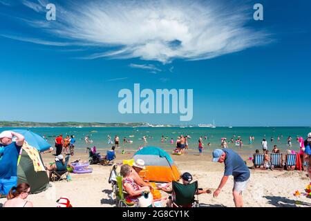 Überfülltes Meer in Weymouth. Touristen genießen heißes Wetter Stockfoto