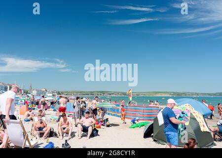 Crowdy beach in Weymouth. Tourists enjoy hot weather Stockfoto