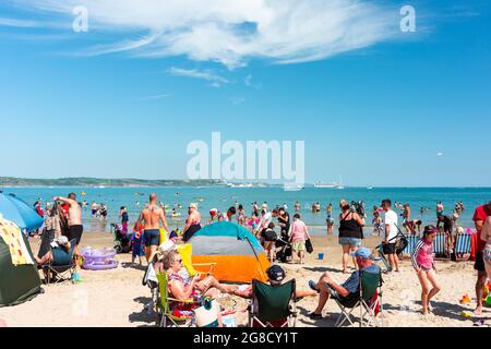 Überfülltes Meer in Weymouth. Touristen genießen heißes Wetter Stockfoto