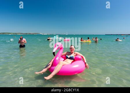 Überfülltes Meer in Weymouth. Touristen genießen heißes Wetter Stockfoto