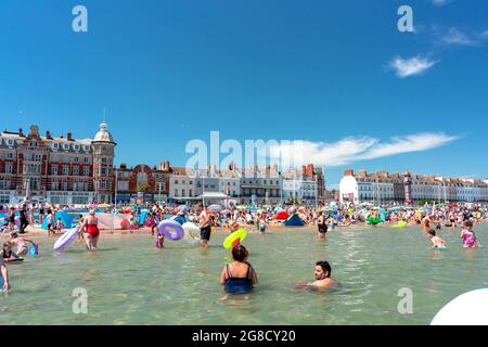 Überfülltes Meer in Weymouth. Touristen genießen heißes Wetter Stockfoto