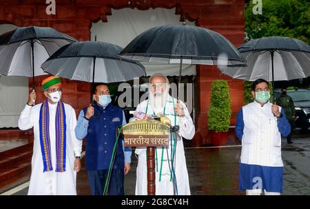 Neu-Delhi, Indien. Juli 2021. Indiens Premierminister Narendra Modi,(Center), spricht am Eröffnungstag der Monsun-Sitzung im Parlamentsgebäude in Neu-Delhi vor den Medien. (Foto von Ganesh Chandra/SOPA Images/Sipa USA) Quelle: SIPA USA/Alamy Live News Stockfoto