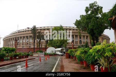 Neu-Delhi, Indien. Juli 2021. Gesamtansicht des indischen Parlamentsgebäudes am Eröffnungstag der Monsun-Sitzung in Neu-Delhi. (Foto von Ganesh Chandra/SOPA Images/Sipa USA) Quelle: SIPA USA/Alamy Live News Stockfoto