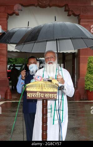 Neu-Delhi, Indien. Juli 2021. Indiens Premierminister Narendra Modi spricht am Eröffnungstag der Monsun-Sitzung im Parlamentsgebäude in Neu-Delhi vor den Medien. (Foto von Ganesh Chandra/SOPA Images/Sipa USA) Quelle: SIPA USA/Alamy Live News Stockfoto