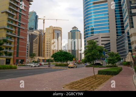 Dubai - VAE - 27. November 2020: Blick auf Barsha Heights Viertel mit Gebäuden, Hotels und Straße. Leichter Verkehr im Wohnviertel Stockfoto