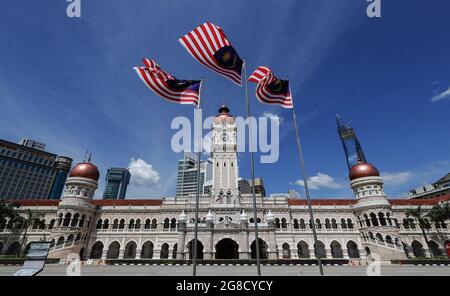 Kuala Lumpur, Malaysia. Juli 2021. Ein allgemeiner Blick auf die leere Straße vor dem Sultan Abdul Samad Gebäude in der Nähe des Independence Square inmitten von Sperrbeschränkungen aufgrund eines Anstiegs der COVID-19-Infektionen. (Foto von Wong Fok Loy/SOPA Images/Sipa USA) Quelle: SIPA USA/Alamy Live News Stockfoto