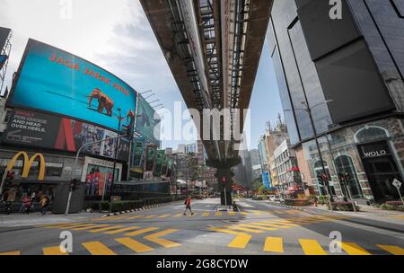 Kuala Lumpur, Malaysia. Juli 2021. Ein Mann geht entlang einer leeren Straße in der Innenstadt von Kuala Lumpur inmitten von Sperrbeschränkungen aufgrund eines Anstiegs an COVID-19-Infektionen. (Foto von Wong Fok Loy/SOPA Images/Sipa USA) Quelle: SIPA USA/Alamy Live News Stockfoto