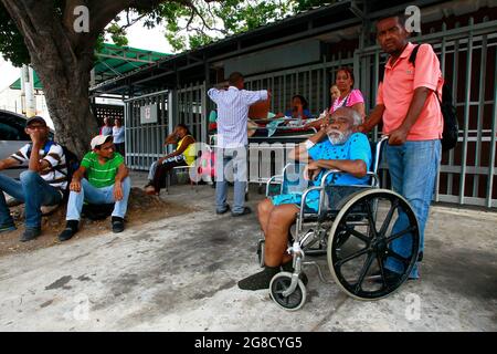Maracaibo, Venezuela. Patienten mit Nierenproblemen, warten, bis Strom kommt, um Dialyse in einem Gesundheitszentrum. Foto: José Bula Stockfoto