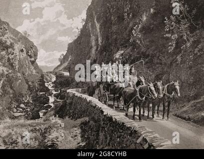 Eine Ansicht der Touristen aus dem späten 19. Jahrhundert auf einer Kutsche und einem Pferd auf der kurvenreichen Straße des Pass of Melfort in der Nähe von Oban im Argyll and Bute council-Gebiet von Schottland. Stockfoto