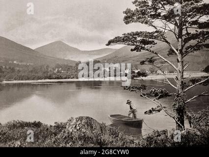 Eine Ansicht eines Bootsmannes am Loch Lomond im Trossachs National Park aus dem späten 19. Jahrhundert. Das Dorf Luss ist am Westufer des Loch zu sehen. Argyll & Bute, Schottland. Stockfoto