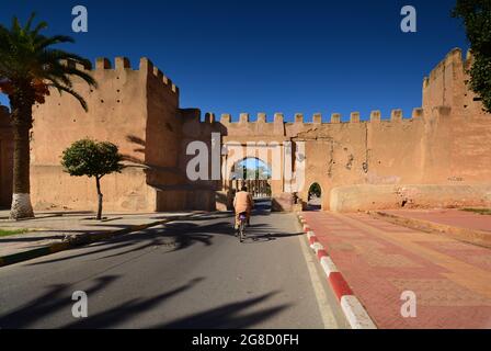 Mann, der mit dem Fahrrad vor der Stadtmauer in Taroudannt Marokko fährt Stockfoto