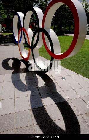 Tokio, Japan. Juli 2021. Die Olympischen Ringe im Japan Olympic Museum, 50 Tage vor den Olympischen und Paralympischen Spielen in Tokio, Schatten auf dem Boden. Kredit: SOPA Images Limited/Alamy Live Nachrichten Stockfoto