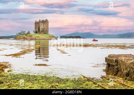 Castle Stalker, eine Seeburg auf einer kleinen felsigen Insel in Loch Laich, einem kleinen Einlass vor Loch Linnhe in der Nähe von Port Appin, Argyll, Schottland, Großbritannien Stockfoto