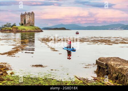Castle Stalker, eine Seeburg auf einer kleinen felsigen Insel in Loch Laich, einem kleinen Einlass vor Loch Linnhe in der Nähe von Port Appin, Argyll, Schottland, Großbritannien Stockfoto
