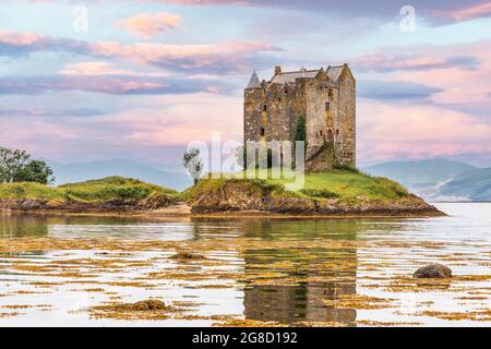 Castle Stalker, eine Seeburg auf einer kleinen felsigen Insel in Loch Laich, einem kleinen Einlass vor Loch Linnhe in der Nähe von Port Appin, Argyll, Schottland, Großbritannien Stockfoto