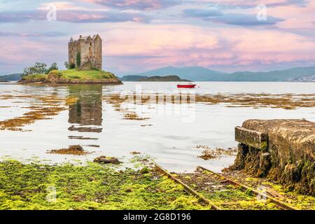 Castle Stalker, eine Seeburg auf einer kleinen felsigen Insel in Loch Laich, einem kleinen Einlass vor Loch Linnhe in der Nähe von Port Appin, Argyll, Schottland, Großbritannien Stockfoto