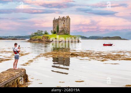 Castle Stalker, eine Seeburg auf einer kleinen felsigen Insel in Loch Laich, einem kleinen Einlass vor Loch Linnhe in der Nähe von Port Appin, Argyll, Schottland, Großbritannien Stockfoto